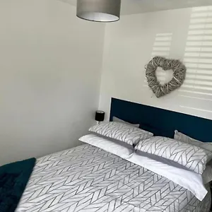 Lovely 1 Bed Serviced Near The Centre With Free Parking Apartment